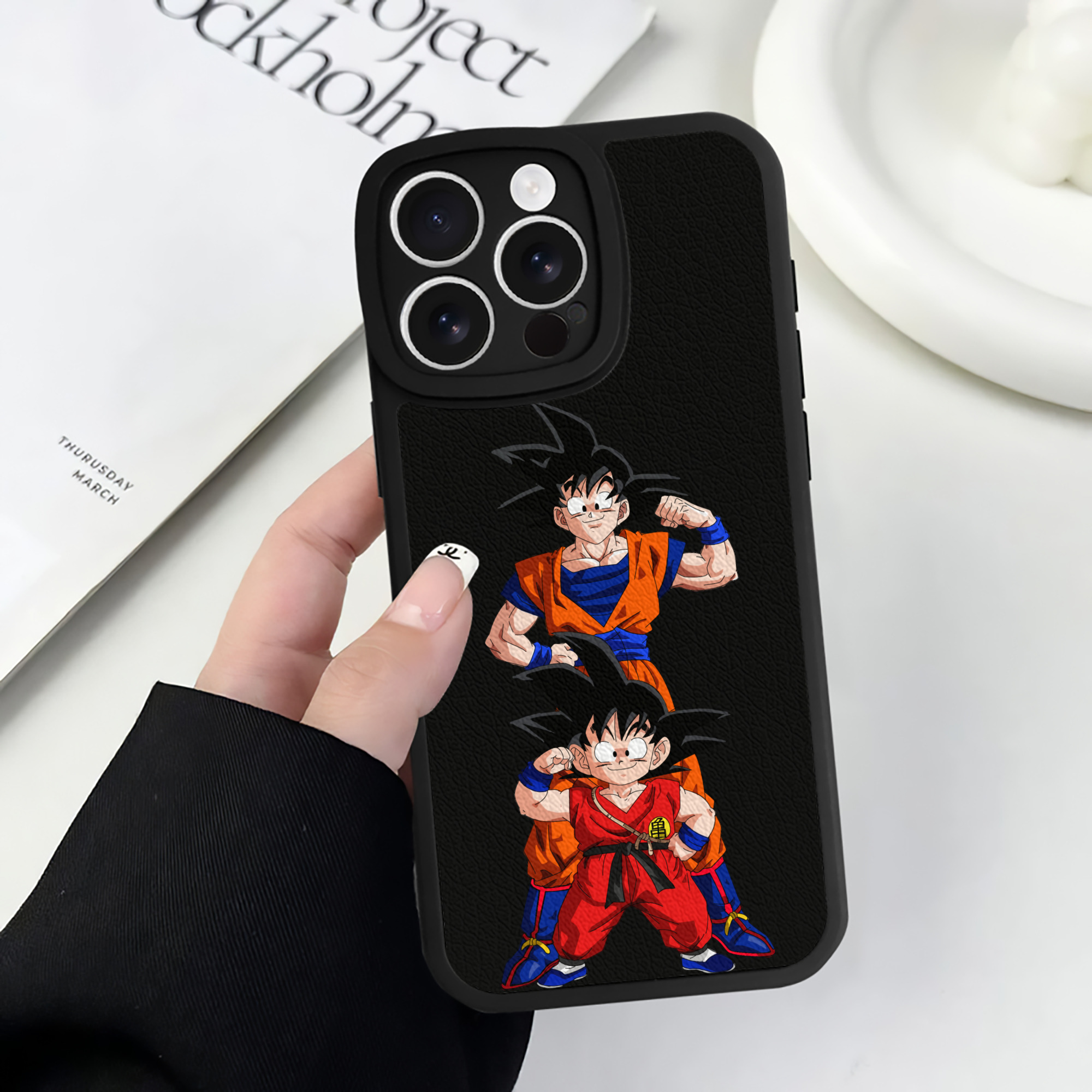 （画像用） ドラゴンボール 孫悟空（そん ごくう）Son Goku カカロット DRAGON BALL Kakarotto 【iPhone 16シリーズ対応】シリコンスマホケース（レザー調） 材質：シリコン